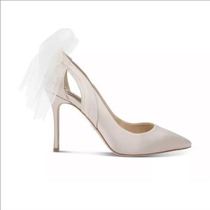 Badgley Mischka Kinsley Bow Heel's size 8 in satin nude
